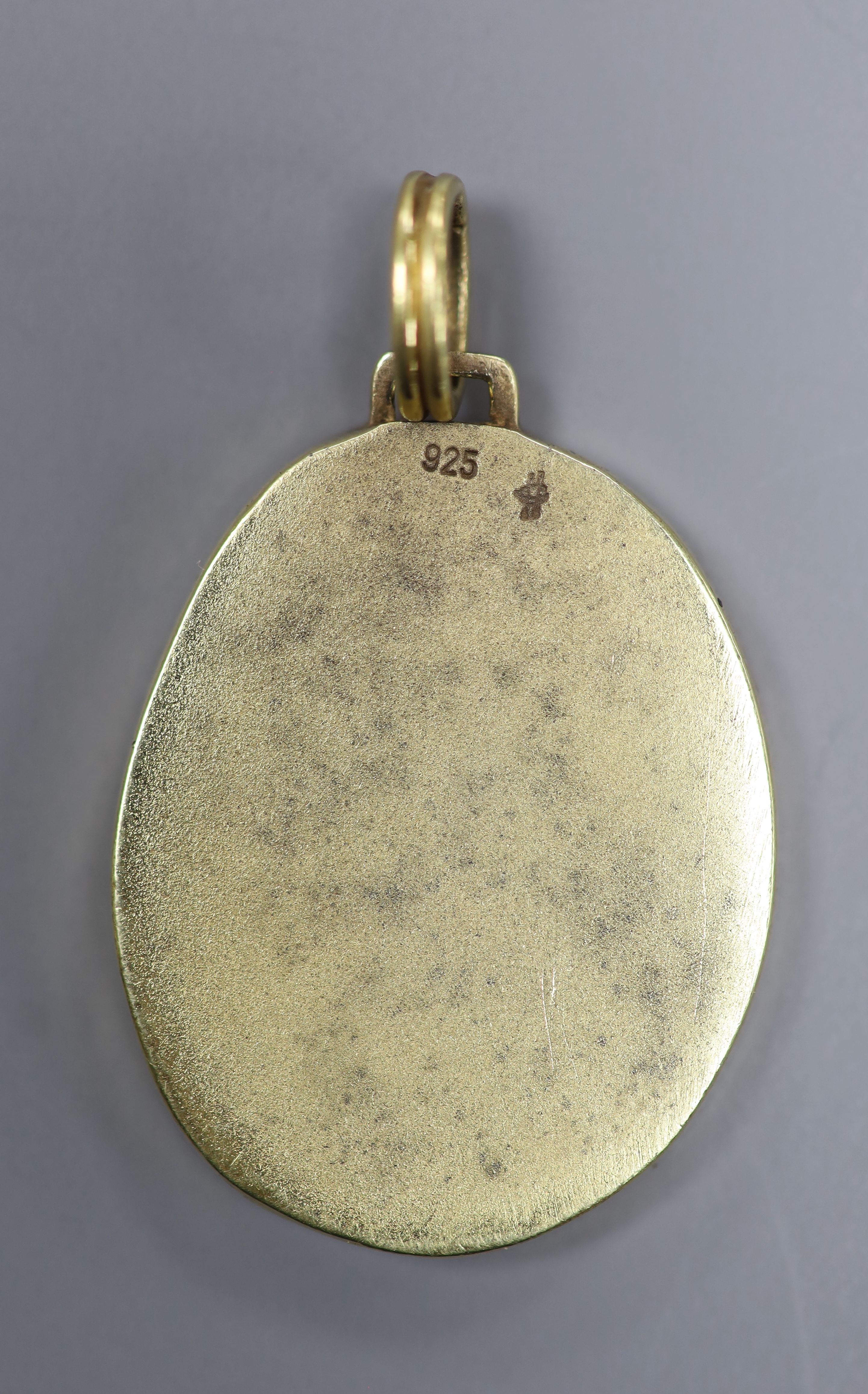 A continental 925 oval pendant, decorated with Perseus and the head of Medusa